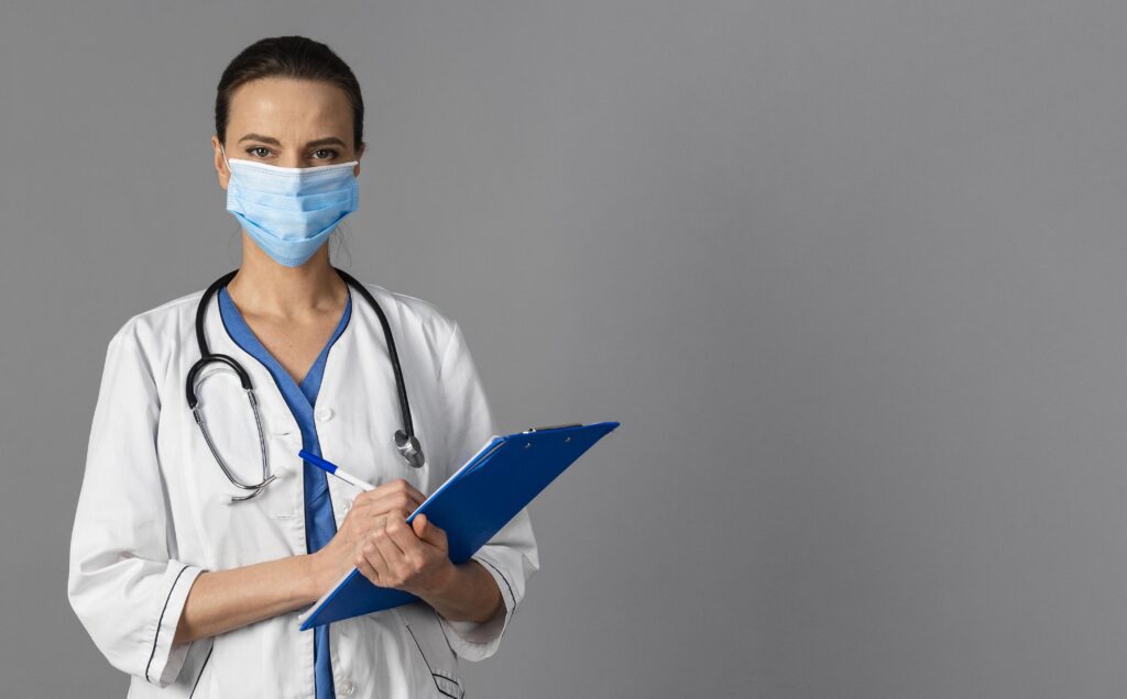 medica no hospital usando mascara
